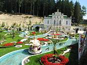 Rundbootfahrt durch Schlossgarten und Grotte