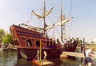 Gro&szlig;es Piratenflaggschiff